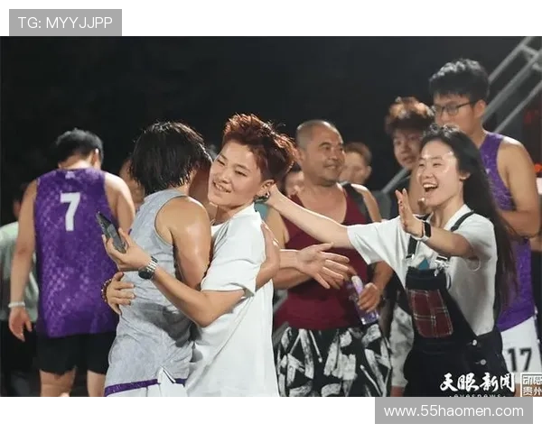 三人共同观看比赛,感受激情与友谊的碰撞 三人共同观看比赛,感受激情与友谊的碰撞